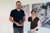 Freuen sich über 25 Jahre erfolgreiche Zusammenarbeit (v.l.): Daniel Altenseuer (Leiter Qualitätswesen/Qualitätsmanagementbeauftragter Craemer GmbH) und Nancy Wytrykus (Leiterin der Überwachungsstelle SKZ). (Foto: Craemer GmbH)