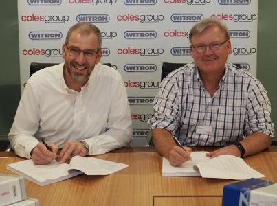 WITRON wird für die australische Supermarktkette Coles bis 2023 zwei automatisierte Logistikzentren realisieren: Coles-CEO Steven Cain (rechts) und WITRON-Geschäftsführer Helmut Prieschenk unterzeichneten die Verträge. Bild: Coles.