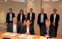 Von links nach rechts - hintere Reihe: Marte Renzing, Director Corporate Legal Affairs, Aurubis AG; Dr. Sabine Schmeinck, Leiterin Legal Affairs, SMS group; Michael Rzepczyk, COO, SMS group; Roland Harings, CEO Aurubis AG; Timm Lux, General Manager Non Ferrous Metals and Alloys, SMS group / Von links nach rechts - vordere Reihe Dr. Heiko Arnold, COO Aurubis AG; Nicole Bachstein, Sales Director Region Americas, SMS group; Hans Rosenstock, Geschäftsführer Aurubis Richmond Von links nach rechts - hintere Reihe: Marte Renzing, Director Corporate Legal Affairs, Aurubis AG; Dr. Sabine Schmeinck, Leiterin Legal Affairs, SMS group; Michael Rzepczyk, COO, SMS group; Roland Harings, CEO Aurubis AG; Timm Lux, General Manager Non Ferrous Metals and Alloys, SMS group / Von links nach rechts - vordere Reihe Dr. Heiko Arnold, COO Aurubis AG; Nicole Bachstein, Sales Director Region Americas, SMS group; Hans Rosenstock, Geschäftsführer Aurubis Richmond