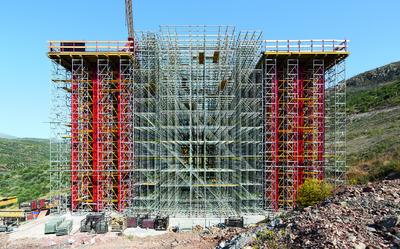 Die beiden Tragsysteme VARIOKIT Schwerlastturm und PERI UP Rosett Flex wurden exakt auf die statischen und geometrischen Anforderungen abgestimmt, Foto: PERI GmbH