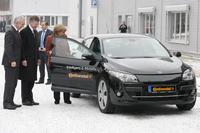 Continental hat nicht nur bei den Verbrennern zukunftsweisende Technologien zu bieten - wie in Limbach -Oberfrohna/Stollberg bei dem Besuch der Bundeskanzlerin gezeigt wurde - sondern zählt auch auf dem Gebiet der Elektromobilität zu den führenden Anbietern. Von li. nach re: Ministerpräsident Stanislaw Tillich, Dr. Elmar Degenhart, Continental-Vorstandsvorsitzender, Dr. Angela Merkel, Bundeskanzlerin