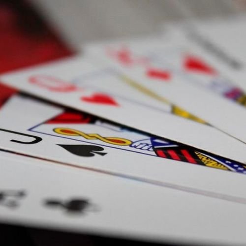 Strategy Royale: Call, Raise or Fold?