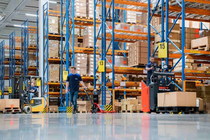 05 Warehouse overview - Pick by Weight - hand pallet truck - iForks - several persons.jpg