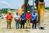 (von links nach rechts) Brad Burruss, Regional Channel Manager für Atlas Copco Construction Equipment; Mark Weeks, Senior Hammer Operator; Mike White, Operations Manager; Randy Blanton, President, und Bryan Manning, Polier