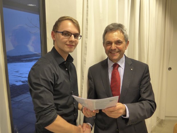 BU 2 Herr Westphal gratuliert Florian Hertlein zur Auszeichnung.JPG
