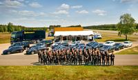 Gruppenfoto des Continental TechShow 2013-Teams vor den 16 Technologie-Trägern