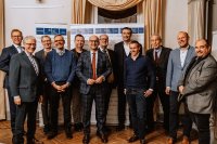 v.l.nr.: Stefan Kunowski, Laudator Stephan Becker-Sonnenschein, Lutz Nonnenmacher, Jan Neynaber, Martin Seitle, Eike Jacobi, Edmund Pelikan, Ralph Veil, Dr. Markus Steinhauser, Dr. Alfred Schmeding, Stefan Seewald, Klaus Wolfermann Nicht auf dem Bild: Markus Köppl Online-Teilnahme: Prof. Dr. Matthias Amort, Prof. Dr. Erwin Blum, Uwe Eilers, Ramses Gall, Prof. Dr. Patrick Peters, Volker Weber, Dr. Frank B. Werner v.l.nr.: Stefan Kunowski, Laudator Stephan Becker-Sonnenschein, Lutz Nonnenmacher, Jan Neynaber, Martin Seitle, Eike Jacobi, Edmund Pelikan, Ralph Veil, Dr. Markus Steinhauser, Dr. Alfred Schmeding, Stefan Seewald, Klaus Wolfermann Nicht auf dem Bild: Markus Köppl Online-Teilnahme: Prof. Dr. Matthias Amort, Prof. Dr. Erwin Blum, Uwe Eilers, Ramses Gall, Prof. Dr. Patrick Peters, Volker Weber, Dr. Frank B. Werner