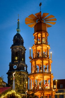 LandkreisMittelsachsen_Dresdner_Striezelmarkt_Riesenpyramide-Gahlenz_Foto_LHD_Frank_Graetz.jpg