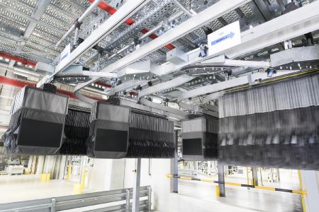 Dematic bietet mit dem Taschensortiersystem eine Lösung, die speziell auf die Anforderungen in der Fashion-Industrie zugeschnitten ist – hier im Einsatz bei bei Arvato SCM Solutions in Hannover / Foto: Dematic