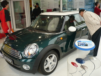 Der mit BASF-Lacken beschichtete MINI Cooper stieß bei der Deutsch-Chinesischen Promenade in Wuhan auf großes Interesse