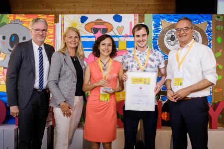 Dr. Thomas Gerhardt (Abteilungsleiter "Engagement und Demokratie" im BMFSF), Frau Ana-Cristina Grohnert (Vorstandsvorsitzende Charta der Vielfalt e.V.), Sinja Desiree Haag (Junior Business Development Manager Western Europe B. Braun), Matthias Bantle (Business & Process Manager, B. Braun) und Oliver Simon (Operational Talent Lead, Ernest & Young GmbH und Vorstandsmitglied der Charta der Vielfalt e.V.) / Bildnachweis: Charta der Vielfalt e.V.