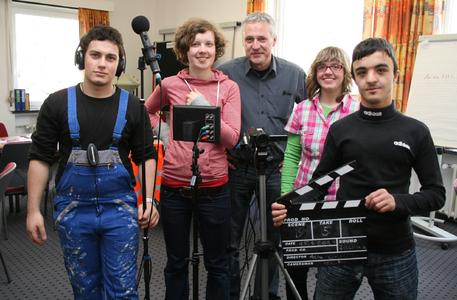 Schauplatz Hartwig-Claußen-Schule – ein Teil der Crew bei den Dreharbeiten in der Schule mit dem Förderschwerpunkt Hören: die Englischlehrerin Marie Bludau (2. von links) und Uwe Plasger vom Medienzentrum der Region Hannover (Mitte) und den Schülern Mehmet (links), Silvia (2. von rechts) und Firat (rechts)