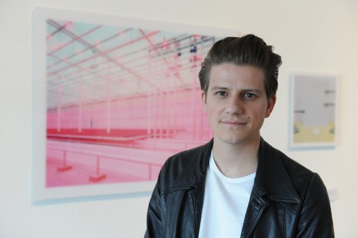 05_Bastian_Gehbauer_vor_seinem_Foto_Innovationsfabrik.jpg