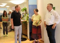 Besuch des Naturschutzzentrums Schopflocher Alb: v. li. Prof. Dr.-Ing. Ursula Nothhelfer (HfWU Nürtingen-Geislingen), Prof. Cassian Schmidt (Vorsitzender Arbeitskreis Pflanzenverwendung), Dr.-Ing. Beate Hüttenmoser (Betriebsleitung Lehr- und Versuchsgärten HfWU Nürtingen-Geislingen), Dieter Schenk (ZinCo).