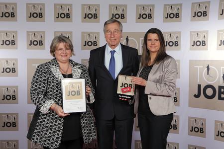 Bundesminister a.D. Wolfgang Clement übergibt TOP JOB-Gütesiegel an die HR-Managerinnen Silke Schäffner (links) und Stefanie Graeve (rechts) von OpenText