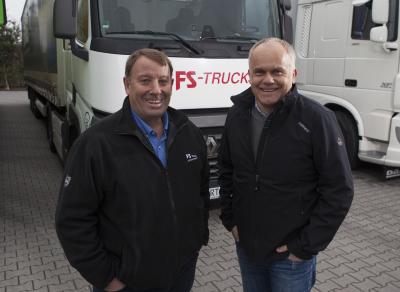 Fahrbereit für den Hilfskonvoi nach Rumänien: Fahrer Hermann Terborg am Steuer des Renault T von FS Trucks (links) und Heiner Meiners von Gertzen Krane und Transporte, der die Logistik des diesjährigen Transports betreut.