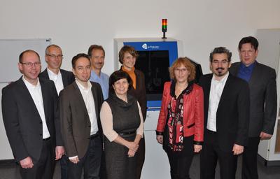 A team that stands for example-setting collaboration (from left): Sebastian Jabs (first employee at ePholution), Prof. Thomas Henning (University of Applied Sciences Bremen, ePholution Associate), ePholution Research Leader David Hilbig M. Sc., Prof. Dr. Friedrich Fleischmann (University of Applied Sciences Bremen, ePholution Associate), InnoWi Director Dr. Lieselotte Riegger, Cornelia Sitte (InnoWi, Sales and Marketing), Prof. Dr. Uta Bohnebeck (Research Vice President at the University of Applied Sciences Bremen) and the two managing partners of ePholution GmbH: Dr. Ufuk Ceyhan and Matthias Eichmann, Photo: Sabine Nollmann