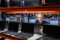 Wir bieten eine durchgängig zerti-fizierte Prozesskette: Vom Abholen der Geräte beim Mitarbeitenden oder im Unternehmen über Seriennummernerfassung, Plombierung, Transport bis hin zur Datenlöschung oder physischen Vernichtung läuft alles lückenlos.
