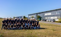 Die neuen 39 Auszubildenden und Studierenden der WITTENSTEIN SE – Gruppenbild vor der WITTENSTEIN talent arena in Igersheim-Harthausen. / Bildquelle WITTENSTEIN SE