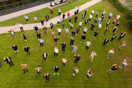 Treffen im Innenhof des Regionshauses: 89 Nachwuchskräfte starten bei der Region Hannover in die Ausbildung / Foto: Region Hannover / Terzka