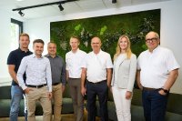 Foto von Vertretern der beteiligten Parteien in der sogenannten Denkfabrik des Neubaus (v.l.): Thomas Menne (Vertreter LP Projekt GmbH), Thomas Dieckmann (Kaufmännischer Leiter Janz Tec AG), Michael Tacke (Head of Sales Paderborn ACP IT Solutions AG), Philipp Stute (Vorstand ACP IT Solutions AG) Michael Rennerich (Vorstandsvorsitzender Janz Tec AG), Julia Tegethoff (Teamleiterin Marketing Bremer); Hans-Joachim Kreß (Projektleiter Bremer) Foto: Matthias Groppe Foto von Vertretern der beteiligten Parteien in der sogenannten Denkfabrik des Neubaus (v.l.): Thomas Menne (Vertreter LP Projekt GmbH), Thomas Dieckmann (Kaufmännischer Leiter Janz Tec AG), Michael Tacke (Head of Sales Paderborn ACP IT Solutions AG), Philipp Stute (Vorstand ACP IT Solutions AG) Michael Rennerich (Vorstandsvorsitzender Janz Tec AG), Julia Tegethoff (Teamleiterin Marketing Bremer); Hans-Joachim Kreß (Projektleiter Bremer) Foto: Matthias Groppe
