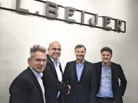 Beijer Ref und BITZER unterzeichneten einen Dreijahresvertrag. Von links nach rechts: Erik Bucher (BITZER Director Sales Refrigeration), Gianni Parlanti (BITZER Vorstandsmitglied und Chief Sales and Marketing Officer), Per Bertland (CEO und President Beijer Ref AB) und Simon Karlin (COO und Executive Vice President Beijer Ref AB)