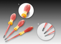 Weidmüller Schraubendreher SlimLine: VDE-isolierte Schraubendreher mit schlanker Klinge. Detail 1: Ergonomisches Griffdesign für hohe Drehmomente. Detail 2: Die Klinge ist sehr schlank ausgeführt, darauf wurde für die elektrische Sicherheit direkt die Schutzisolierung aufgespritzt
