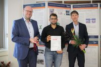 Rick Pandey (IMMS, Mitte) am 11.12.2025 zur Thüringer Auszeichnungsveranstaltung des PATON | Landespatentzentrum Thüringen an der Technischen Universität Ilmenau im Wettbewerb der Erfindermesse iENA bei der Übergabe der Bronzemedaille durch Henning Könicke (iENA, links) und Sascha Erfurt (PATON, rechts).