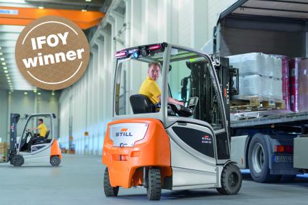 In der Kategorie "Counter Balanced Truck" beim diesjährigen International Intralogistics and Forklift Truck of the Year (IFOY) Award setzte sich der neue STILL Elektrostapler RX 20 durch, Foto: STILL GmbH