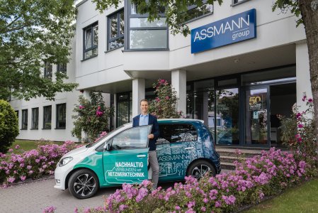 Abb. 1: Phil Penninger (Managing Director Operations) präsentiert das neue Elektroauto "Sko-t-e"
