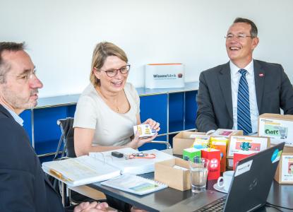 Rheinland-pfälzische Bildungsministerin informiert sich über Wissensfabrik-Projekt IT2School