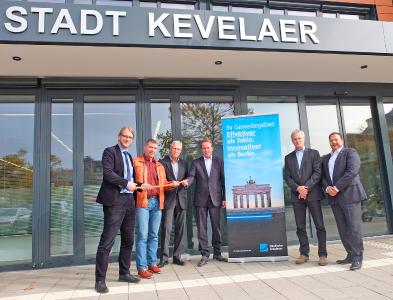 Bürgermeister Dr. Dominik Pichler, Detlef Timmer und Günter Kalf von Mera Tiernahrung, Marcus Klein von Deutsche Glasfaser, Wirtschaftsförderer Hans-Josef Bruns, Thomas Pantazidis, Deutsche Glasfaser. Foto: Stadt Kevelaer.