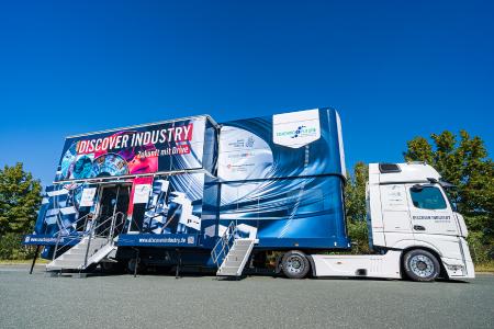 Mit einem Erlebnis-Lern-Truck präsentiert DISCOVER INDUSTRY verschiedene Meilensteine im Produktentstehungsprozess / (c) Baden-Württemberg Stiftung gGmbH