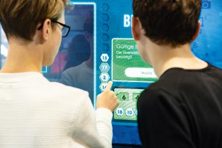 Die Bildungsinitiative expedition d informiert mit einem Erlebnis-Lern-Truck und mit Online-Workshops über die digitalisierte Arbeitswelt. (c) Baden-Württemberg Stiftung gGmbH
