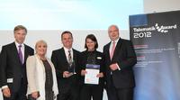 2012 wurde Couplink für ihre auf die Entsorgungswirtschaft angepasste Version von couplinkyourfleet mit dem Telematik Awards ausgezeichnet. Monika und Jens Uwe Tonne (2.u.3.v.l.) nahmen die Kristalltrophäe entgegen. Bild: Telematik-Markt.de