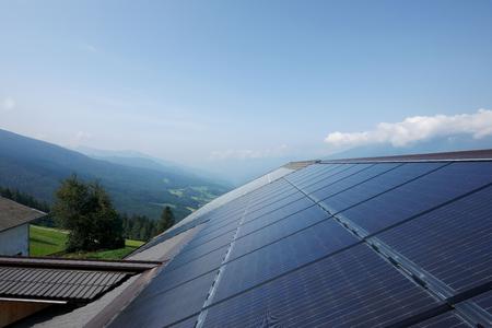 Optische Glanzleistung auf italienischen Dächern: Ein neues Indachsystem von Solarwatt ersetzt die Dacheindeckung mit Dachziegeln durch leistungsstarke Solarmodule. Es hilft Kosten zu sparen und halbiert die Installationszeit