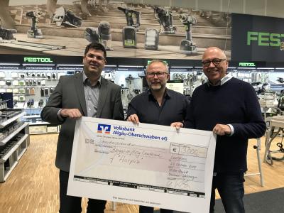 Oliver Stotz (Bürgerstiftung), Kilian Miller (Miller GmbH) und Rudi Dentler (Bürgerstiftung) bei der Spendenübergabe (v.l.n.r)