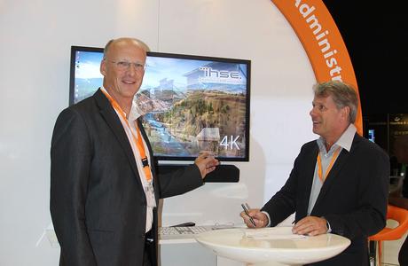 Dr. Enno Littmann, Geschäftsführer von IHSE (links), und Bauke van de Zand, Sales Manager von Intronics, bei der Vertragsunterzeichnung