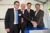 Bild (von rechts): Franz Untersteller, Minister für Umwelt, Klima und Energiewirtschaft, EnBW Vorstand   Dr. Mausbeck, Vorstand EnBW Regional AG Dr. Konermann und ads-tec Geschäftsführer Thomas Speidel