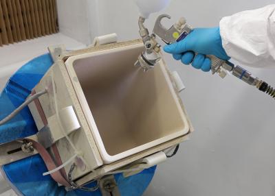 Blick in einen G1-Tiegel während der Herstellung einer Sprühbeschichtung am Fraunhofer IISB.
Bild: Kurt Fuchs / Fraunhofer IISB