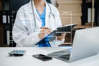 Projektmanager arbeitet und aktualisiert Aufgaben mit Gantt-Diagramm-Planungsdiagramm im Krankenhaus .success Smart Medical Doctor arbeitet mit Smart Medical Doctor zusammen – Stockfoto