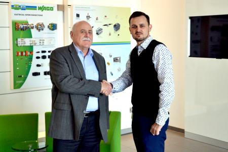 Von links: Jörg Hampl übergibt die Leitung des WAGO-Werks Sondershausen an Yannick Weber / Foto: WAGO SDH