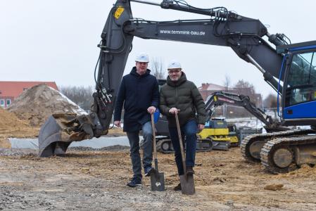 Mit dem ersten Spatenstich haben die LIS-Vorstände Magnus Wagner (r.) und Rolf Hansmann (l.) den Baubeginn eines neuen Bürogebäudes in Greven offiziell eingeläutet. (Foto: LIS AG)
