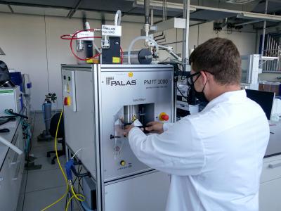 Florian Leikam, Mitglied, des SKZ-Projektteams Atemschutz, testet Atemschutzmasken am neuen Prüfgerät "Palas"