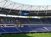 Blick in die Heinz von Heiden Arena in Hannover während des AirITSystems Security Day 2026: Unter dem offenen Stadiondach erstreckt sich das Stadion Blick auf das Spielfeld und die leeren Tribünen von Hannover 96. Auf der großen Videowand ist das Branding des „Security Day 2026“ zu sehen – eine besondere Kulisse für einen Tag voller Austausch, Vorträge und Technik-Sessions rund um moderne IT- und Gebäudesicherheit.