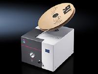 Für Umgebungen, in denen keine Druckluftversorgung zur Verfügung steht, bietet Rittal jetzt Abisolier- und Crimpautomaten an, die rein elektrisch arbeiten