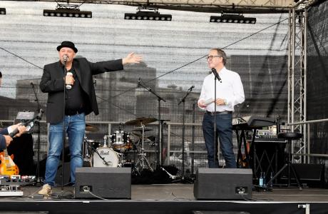 Das Foto zeigt Rolf Stahlhofen, Sänger und Mitgründer der Söhne Mannheims sowie Gründer der Water Is Right-Stiftung WIR (links) mit Matthias Blatz, Geschäftsführer Heidelberg iT. Foto: Andreas Gieser (@cheesy.photo)