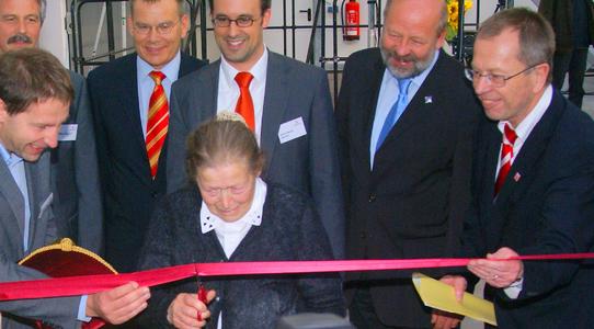 Thomas Payer, Geschäftsführer Wagner & Co, Ingeborg Hensel, erste Solaranlagenbesitzerin Wagner & Co, v.l.n.r. hinten: Andreas Wagner, Geschäftsführer Wagner & Co, Thomas Spies, stellvertetender Fraktionsvorsitzender der SPD im hessischen Landtag, Sören B