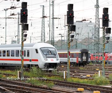 The International Union of Railways (UIC) has once again entrusted Berner & Mattner Systemtechnik GmbH with a consulting project for the European-wide standardization of signaling technology (Image source: istockphoto.com/ollo)