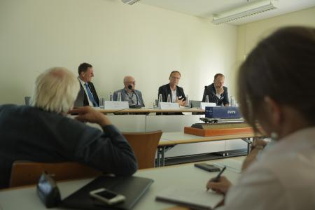 Teilnehmer der Pressekonferenz auf dem Podium: (Karl Fischer, Geschäftsführer der LKZ Prien GmbH, Kurt Metz, Moderator, Mirko Pahl, Chief Executive Officer der TX Logistik AG, Dr. Frank Albers, Geschäftsführer/Managing Director Sales & Marketing der Fahrzeugwerk Bernard Krone GmbH & Co. KG) (v.l.n.r.)